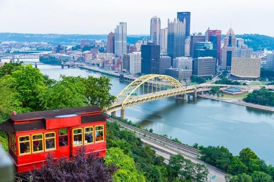 Photo of 的 匹兹堡 skyline featuring Mount Washington 和 a red incline car. 